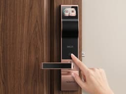 i36 Iris Recognition Dual-Eye Door Lock – Autofocus & Adjustable Camera Angle with Low Voltage Alarm — view 2